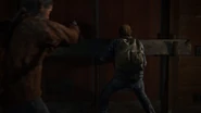 Tommy barrica una porta.