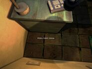 Спрятанный шприц под столиком