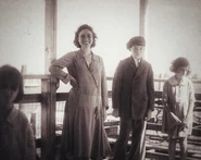 Susie-familyportrait.jpg (67 KB) Susie, her brother, Artie and sister, Tess, with their mother.