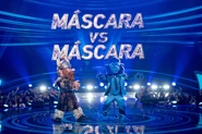 Azul sings against Erik El Roto in the Máscara vs. Máscara.