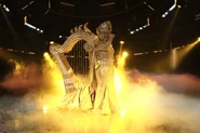 Harp perfect.jpg (48 KB) Harp performing "Perfect"