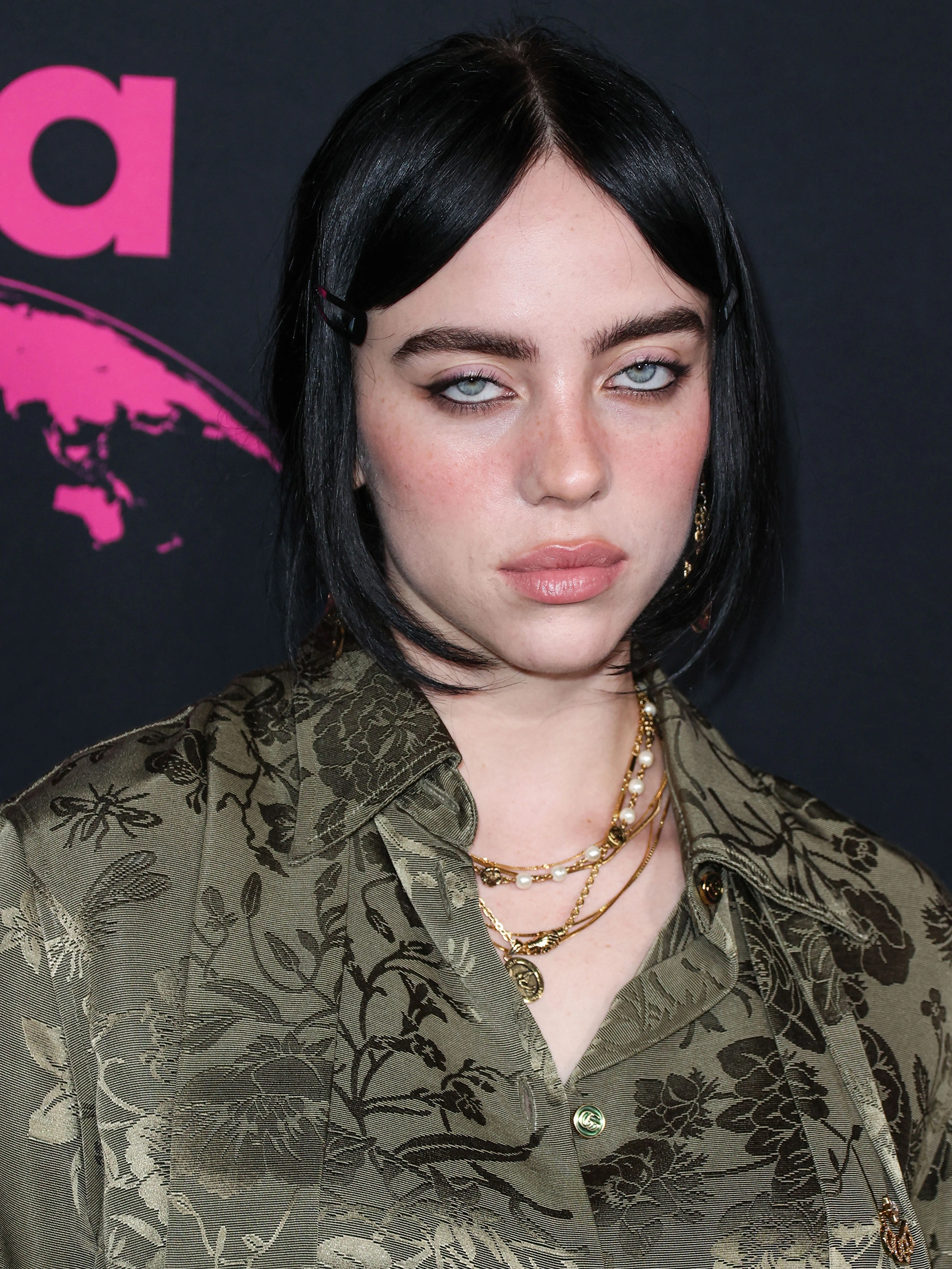 Billie Eilish e vocalista do The Neighbourhood são vistos se