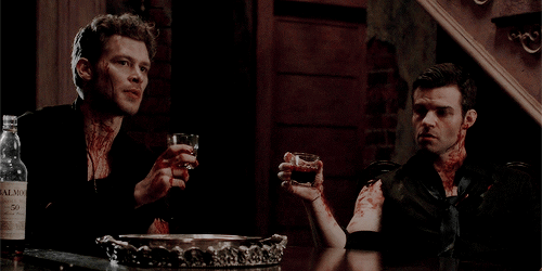 The Originals 2x02 Klaus undaggers Kol (Flashback Elijah, Klaus & Kol) on Make a GIF