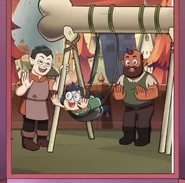 Willow y sus padres jugando en un columpio.