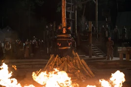 Salem-Promo-Still-S01E07-30-Barkers Burned At Stake