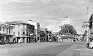 A photo of the public toilet showing its location right in the middle of North and South Canal Roads at their junction with Chulia Street.