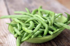 A bowl of green beans