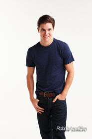 Robbie Amell 124