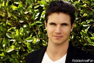 Robbie Amell 010