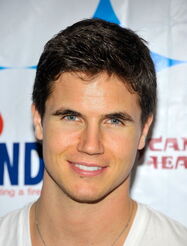 Robbie Amell 179