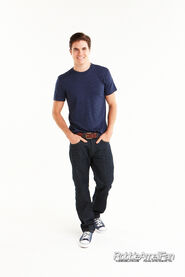 Robbie Amell 091