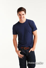 Robbie Amell 123