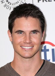 Robbie Amell 220