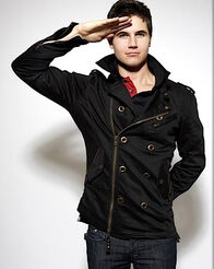 Robbie Amell 030