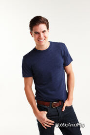 Robbie Amell 111