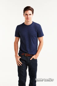 Robbie Amell 130