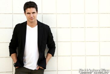 Robbie Amell 012