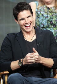 Robbie Amell 213