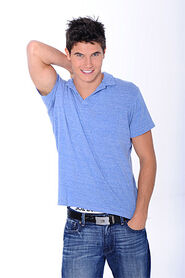 Robbie Amell 022