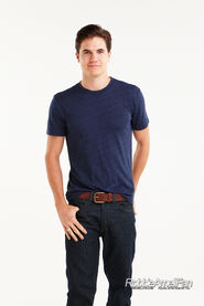 Robbie Amell 126