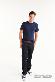 Robbie Amell 098