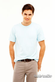 Robbie Amell 053