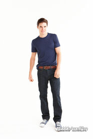 Robbie Amell 078