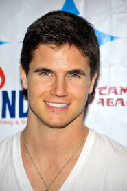 Robbie Amell 177