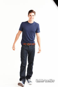 Robbie Amell 076