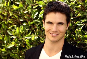 Robbie Amell 009