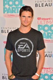 Robbie Amell 197