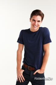 Robbie Amell 110