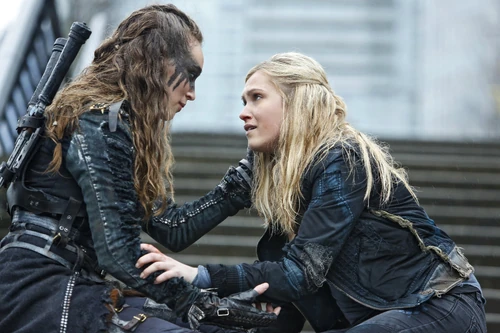Esemplificazione perversa (Parte 2) - Clarke e Lexa si guardano con amore
