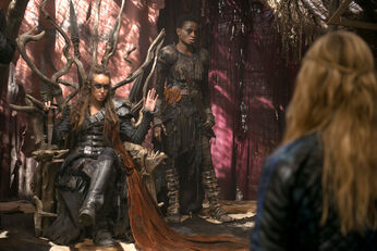 Lexa riceve Clarke nella sua tenda