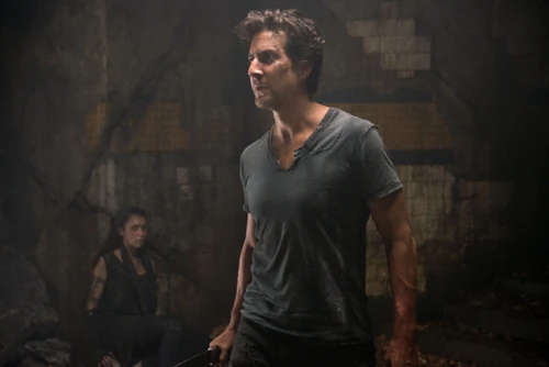 Una scelta per la vita - Lexa osserva Kane che ha in mano il suo pugnale