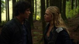 1x05-Twilight-s-Last-Gleaming-bellamy-and-clarke-the-100-37241516-1916-1076