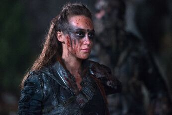 Lexa con il viso sporco dei sangue dei cecchini di Mount Weather