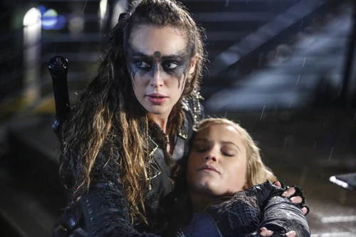 Esemplificazione perversa (Parte 2) - Lexa protegge una Clarke incosciente
