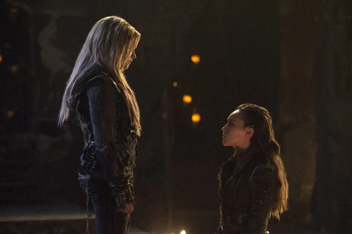 O voi che qui entrate - Lexa si genuflette davanti a Clarke, giurandole fedeltà