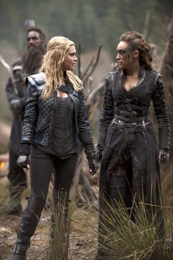 Una barriera di bugie - Clarke e Lexa si sorridono