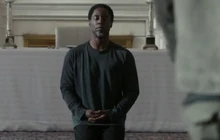  kniet vor einem Altar