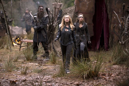 Una barriera di bugie - Clarke e Lexa osservano il segnale