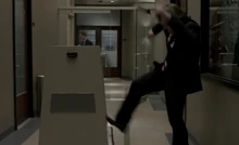 S03E08-Gaad kicks robot