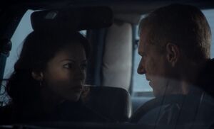 S01E06-Nina Stan in car