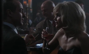 S01E01-Liz at bar
