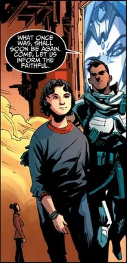 Elijah acompañado de Jasdip Dhami.