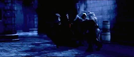 Borgia y sus guardias luchan contra Giovanni Auditore en un callejón de Florencia en plena noche.