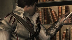 Ezio con la hoja oculta de su padre