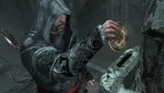 Ezio sacando una llave de una estatua