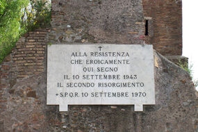 Placa conmemorativa en la Puerta Ostiense